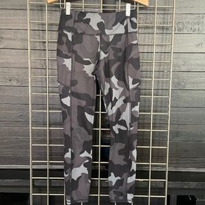 ATHLETA Camo leggings, sz XS